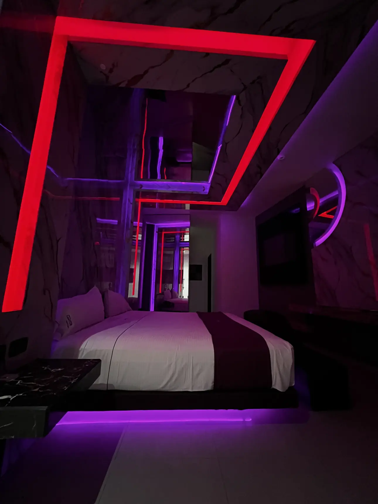 Luxury Suite, estilo Neón